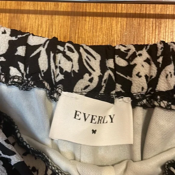 •EVERLY•NWOT BLACK/CREAM FLORAL RUFFLE HEM HIGH WAISTED SHORTS SIZE SMALL - Picture 3 of 7